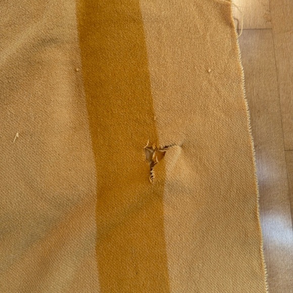 Hudson's Bay Company 60" x 86" Twin 3.5 Point Blanket cutter hole/staining - Picture 4 of 13